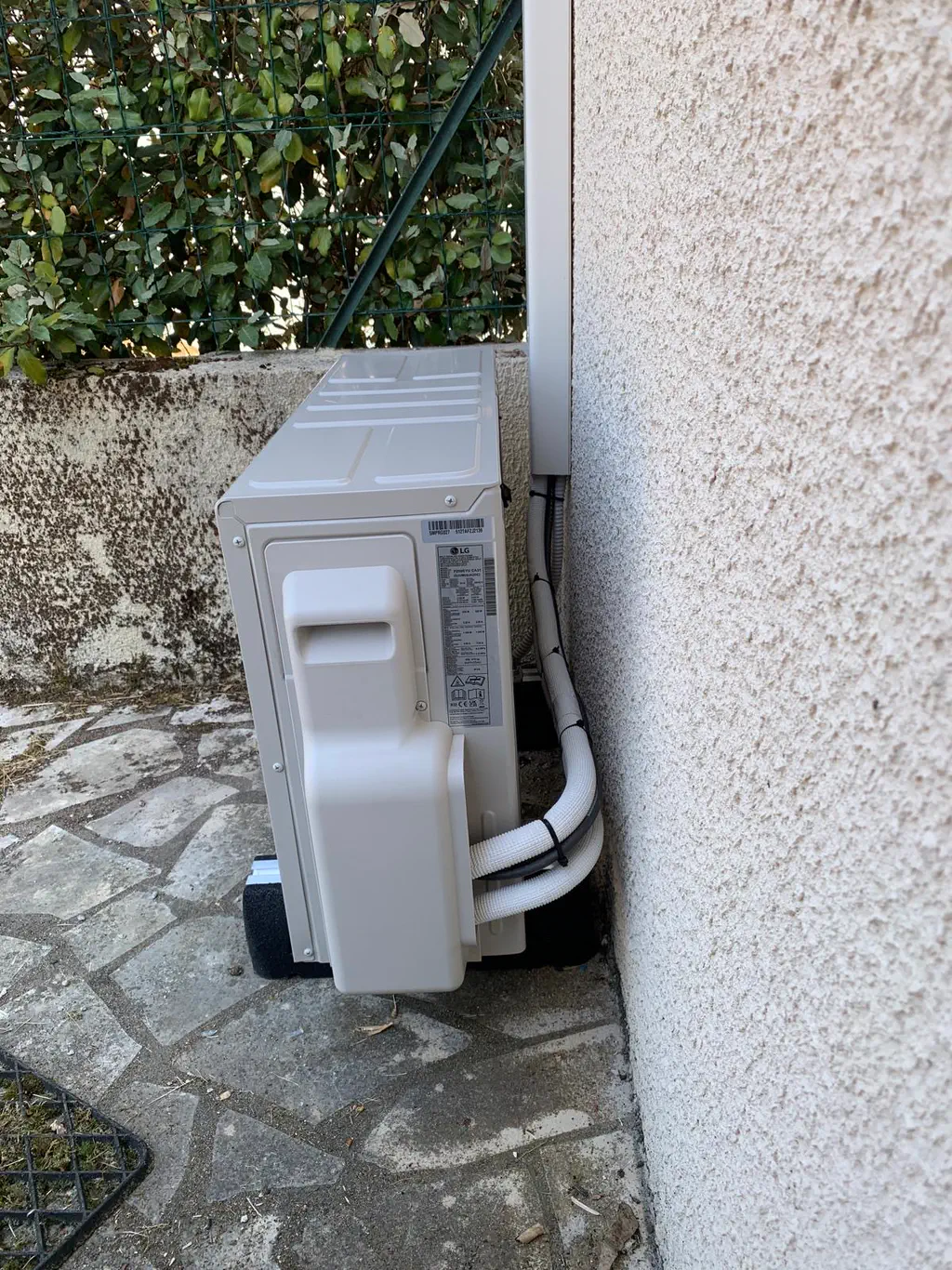 Unité extérieure de climatisation installée en façade