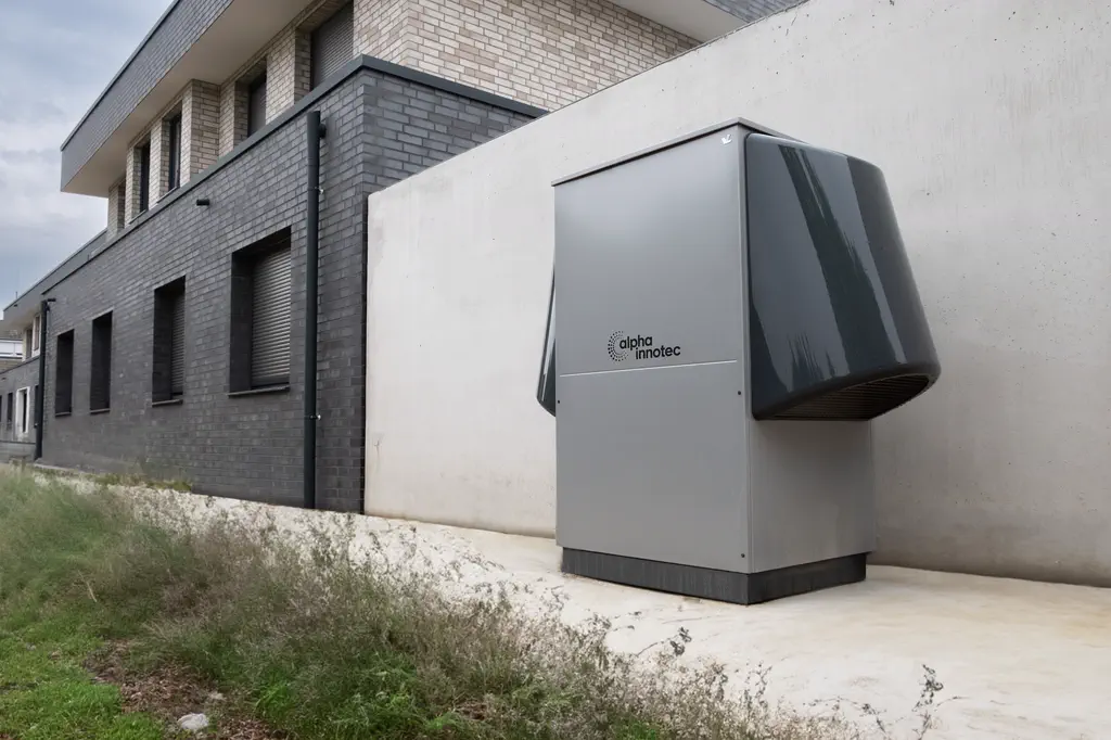 Pompe à chaleur air/eau installée le long d’un bâtiment tertiaire