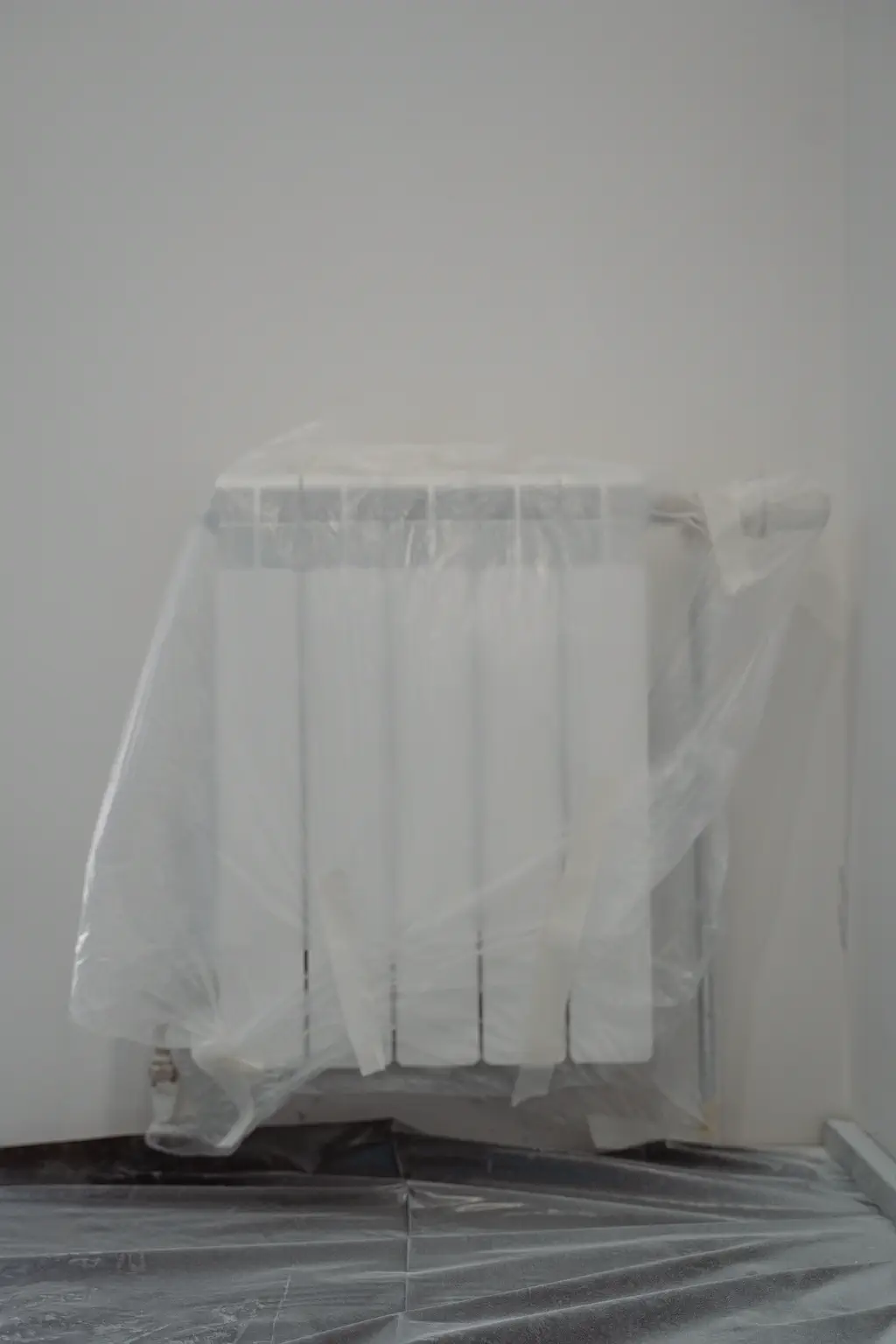 Radiateur protégé en attente de raccordement sur un chantier