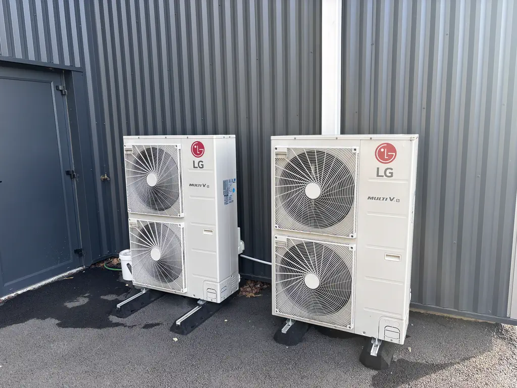 Deux groupes extérieurs de climatisation sur socle
