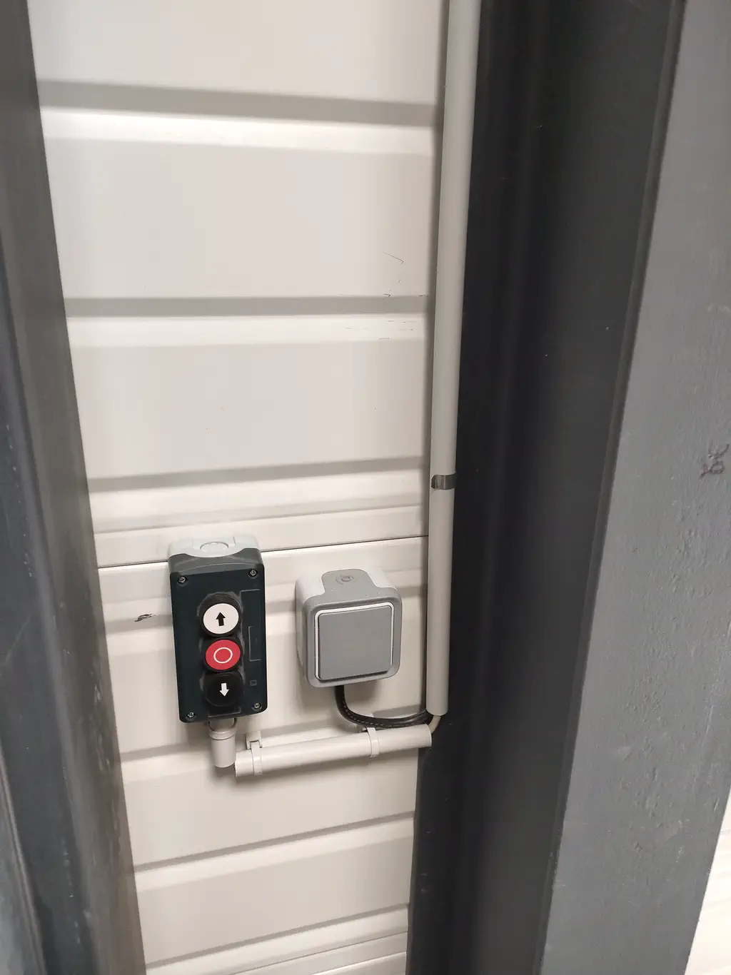 Bouton d’arrêt d’urgence et coffret de commande